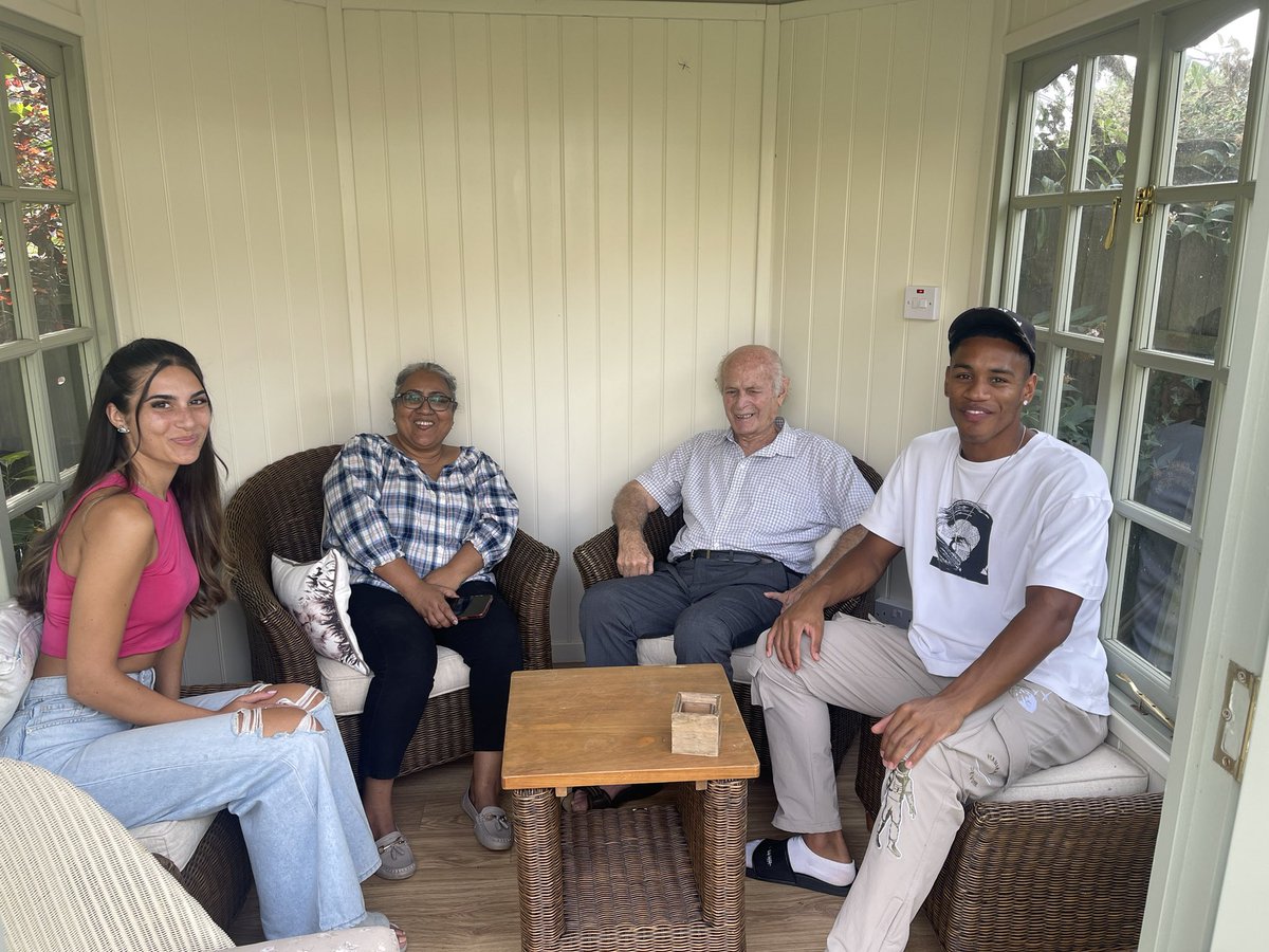 chrismunroe52's tweet image. Capping off a wonderful weekend &amp;amp; celebratory get together with 4 generations of our family,we congratulate our son  @_willmunroe awarded his #MasterOfArchitecture degree passed with a distinction after 5 years at #GreenwichUniversity . @jessmunroe___ @JomunroeBUFC @Rev_viedelle