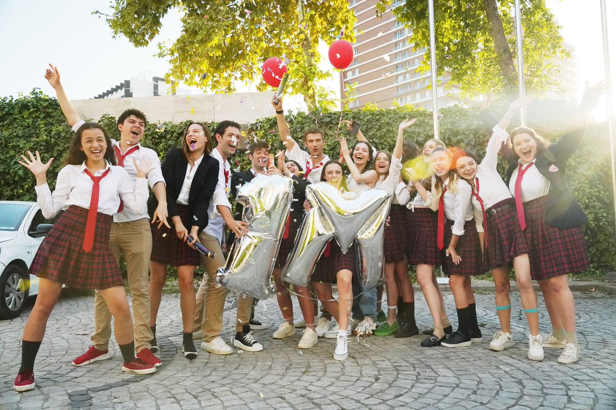 Biz kocaman bir aile olduk! 😍 Bu akşam size bir sürprizimiz var, takipte kalın… 🍀 #DuyBeni <a href="/startv/">STAR TV</a>