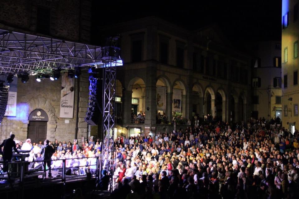 Tullio De Piscopo a #cortona ieri sera per #cortonantiquaria… #seredestate