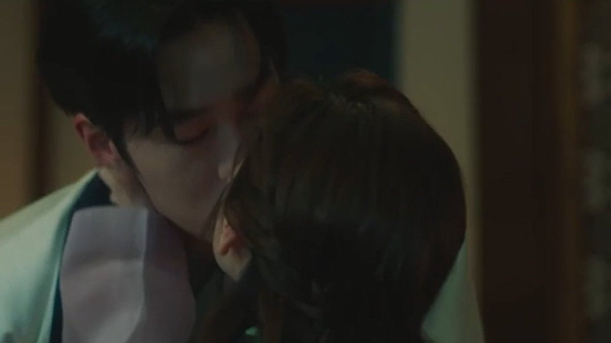 trainslaa's tweet photo. i refused to believe the fact that we got a tragic ending for jang uk and mudeok when they were literally just being a lovely dovey couple minutes before this shit happened WTF TVN PAY FOR MY THERAPY COME ON #AlchemyOfSouls #AlchemyOfSoulsEp20 https://t.co/0WLLjhOv1M