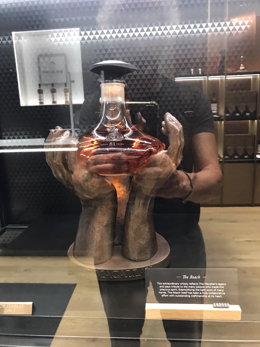 Questa bottiglia purtroppo era solo lì solo per esposizione… Aeroporto di Heathrow, T5, The Macallan Shop