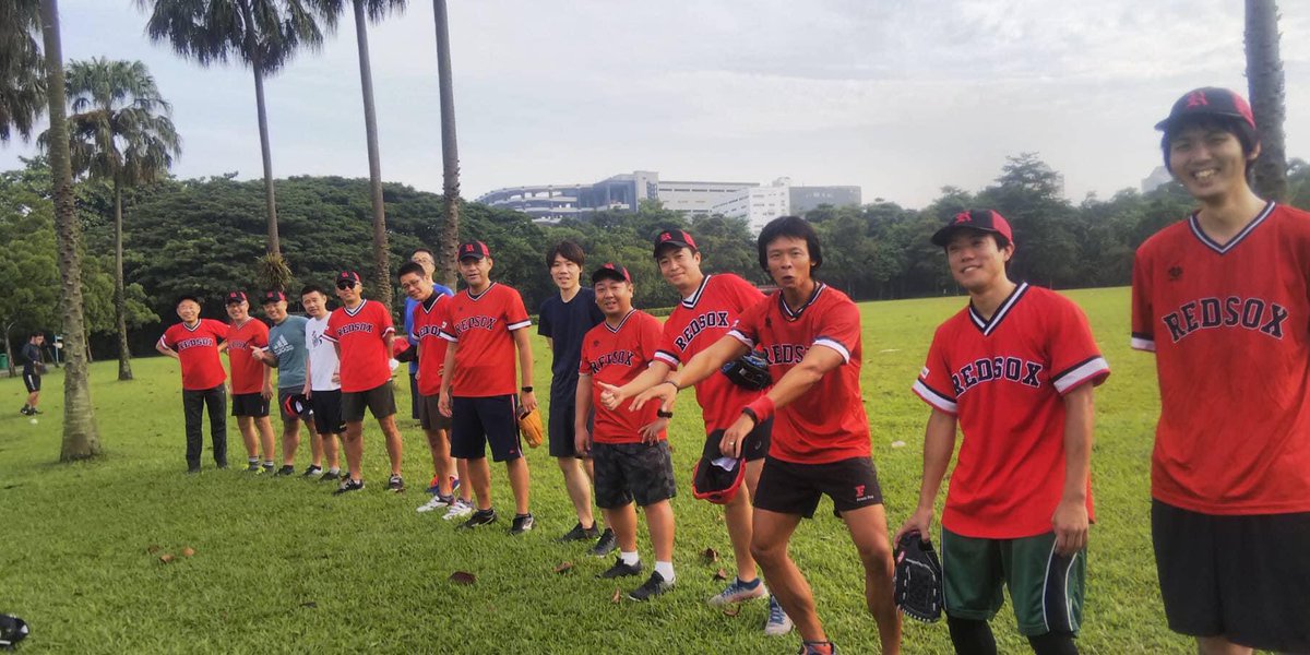 IdealLifeSeeker's tweet photo. Day and night - friendship goals, farewell party and see you all in Japan.
#ToshibaRedSox #PlaySoftball
#スポーツの絆
#昼も夜も仲良し
#海外駐在もいつかは終わるもの
#寂しいがまた再会の日まで
写真は年の順で、前から3番目、まだまだ若い?
The third youngest at softball teammate🥎 https://t.co/gbmq6EV180
