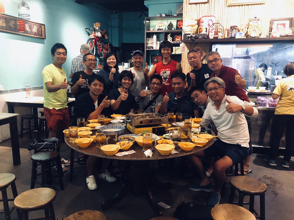 IdealLifeSeeker's tweet photo. Day and night - friendship goals, farewell party and see you all in Japan.
#ToshibaRedSox #PlaySoftball
#スポーツの絆
#昼も夜も仲良し
#海外駐在もいつかは終わるもの
#寂しいがまた再会の日まで
写真は年の順で、前から3番目、まだまだ若い?
The third youngest at softball teammate🥎 https://t.co/gbmq6EV180