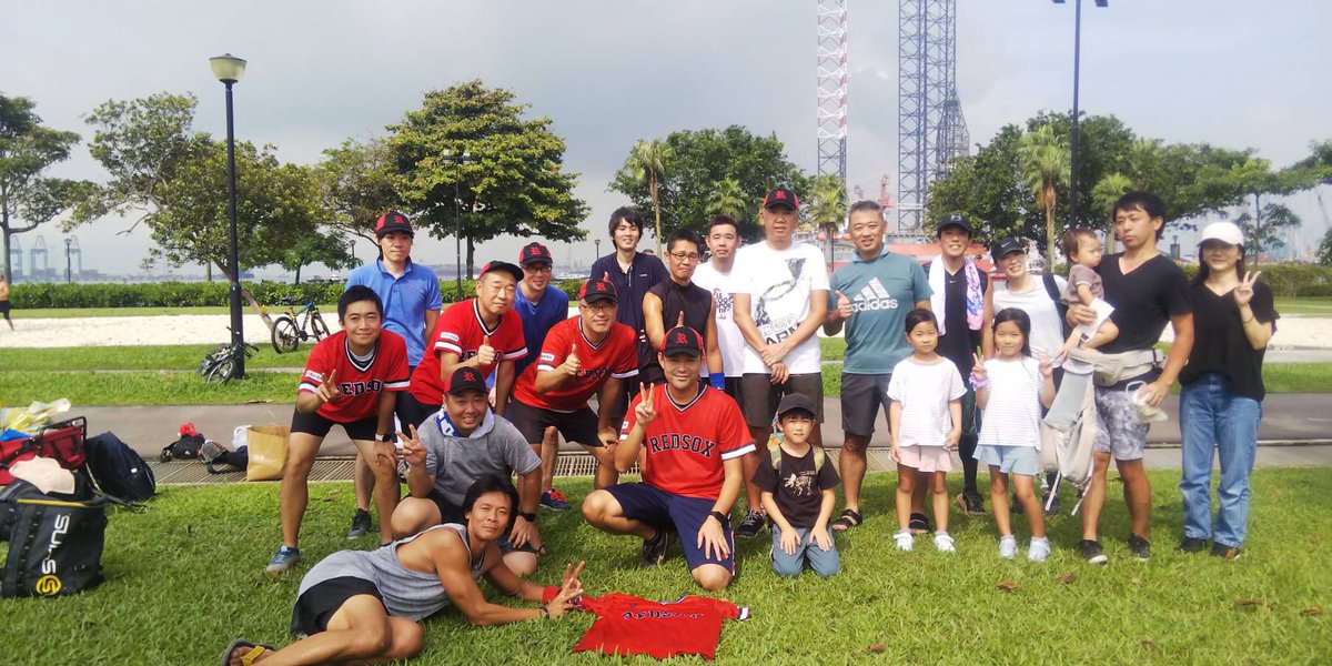 IdealLifeSeeker's tweet photo. Day and night - friendship goals, farewell party and see you all in Japan.
#ToshibaRedSox #PlaySoftball
#スポーツの絆
#昼も夜も仲良し
#海外駐在もいつかは終わるもの
#寂しいがまた再会の日まで
写真は年の順で、前から3番目、まだまだ若い?
The third youngest at softball teammate🥎 https://t.co/gbmq6EV180