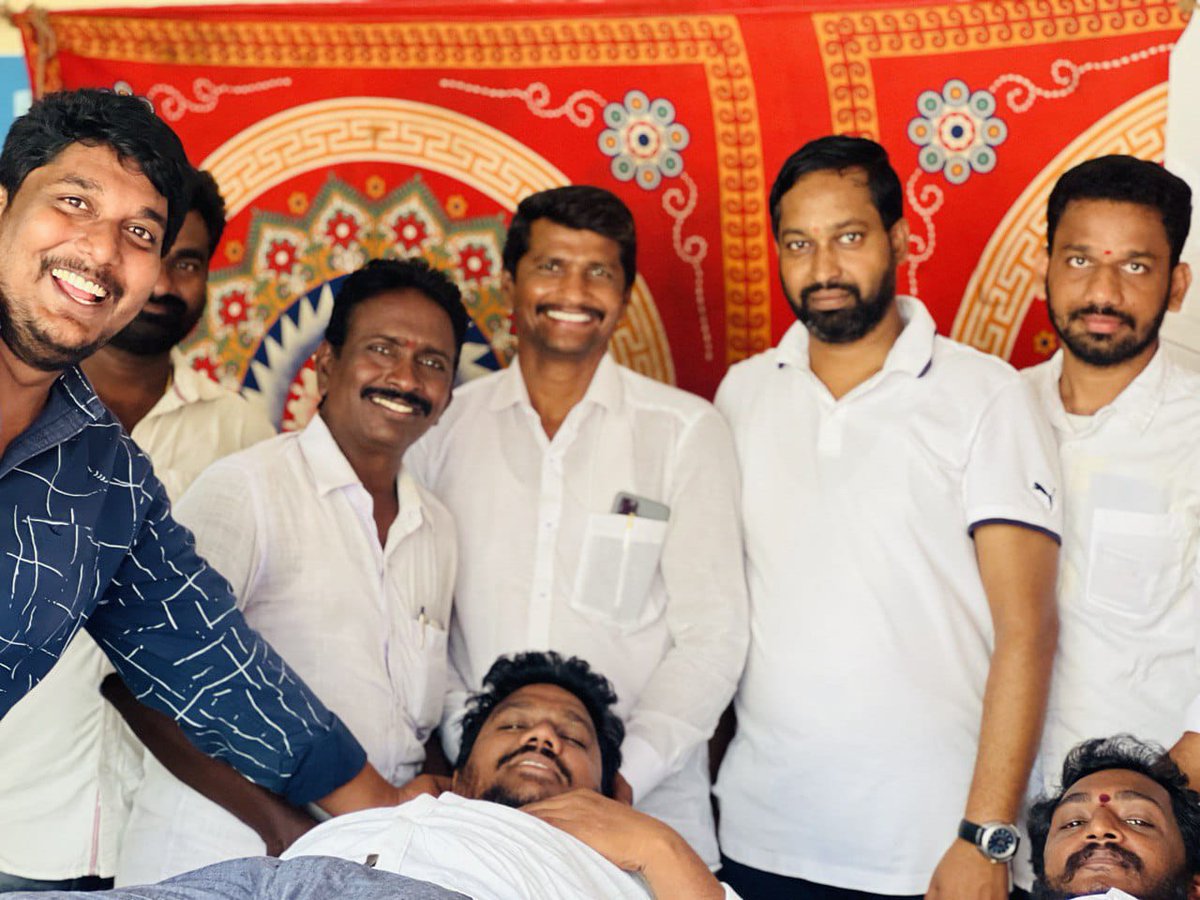 padyalas's tweet photo. నాగాయలంక మండలం లో ఏర్పాటుచేసిన మెగా జన్మదిన వారోత్సవాల్లో భాగంగా రేమాలవారిపాలెం గ్రామంలో ఏర్పాటు చేసిన రక్తదాన శిబిరాన్నీ రేమాలవారిపాలెం గ్రామస్తులు,మెగా అభిమానులు 43మంది రక్తదానం చేసి విజయవంతం చేయడం జరిగింది ..💐🎂
రక్తదాతలకు నా హృదయపూర్వక అభినందనలు
మీ
పద్యాల వెంకటప్రసాదు (PVP) https://t.co/MQkVkD1ovE