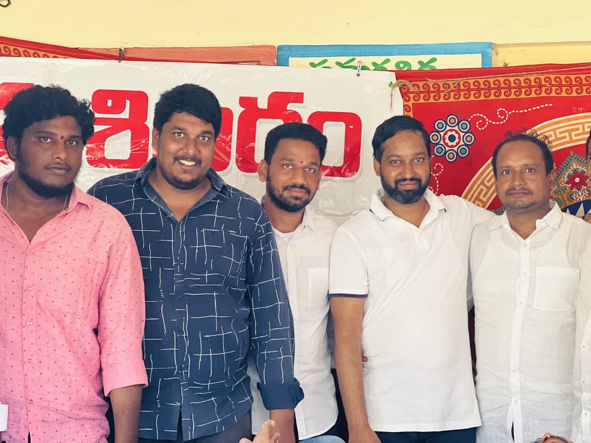 padyalas's tweet photo. నాగాయలంక మండలం లో ఏర్పాటుచేసిన మెగా జన్మదిన వారోత్సవాల్లో భాగంగా రేమాలవారిపాలెం గ్రామంలో ఏర్పాటు చేసిన రక్తదాన శిబిరాన్నీ రేమాలవారిపాలెం గ్రామస్తులు,మెగా అభిమానులు 43మంది రక్తదానం చేసి విజయవంతం చేయడం జరిగింది ..💐🎂
రక్తదాతలకు నా హృదయపూర్వక అభినందనలు
మీ
పద్యాల వెంకటప్రసాదు (PVP) https://t.co/MQkVkD1ovE