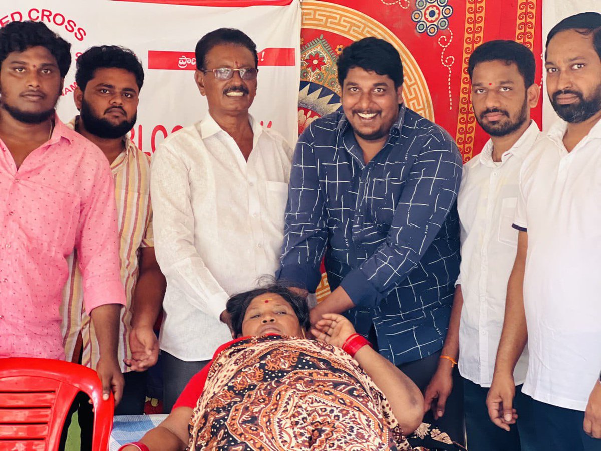 padyalas's tweet photo. నాగాయలంక మండలం లో ఏర్పాటుచేసిన మెగా జన్మదిన వారోత్సవాల్లో భాగంగా రేమాలవారిపాలెం గ్రామంలో ఏర్పాటు చేసిన రక్తదాన శిబిరాన్నీ రేమాలవారిపాలెం గ్రామస్తులు,మెగా అభిమానులు 43మంది రక్తదానం చేసి విజయవంతం చేయడం జరిగింది ..💐🎂
రక్తదాతలకు నా హృదయపూర్వక అభినందనలు
మీ
పద్యాల వెంకటప్రసాదు (PVP) https://t.co/MQkVkD1ovE