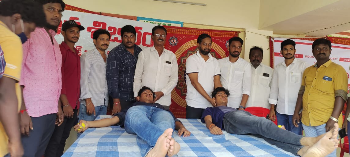padyalas's tweet photo. నాగాయలంక మండలం లో ఏర్పాటుచేసిన మెగా జన్మదిన వారోత్సవాల్లో భాగంగా రేమాలవారిపాలెం గ్రామంలో ఏర్పాటు చేసిన రక్తదాన శిబిరాన్నీ రేమాలవారిపాలెం గ్రామస్తులు,మెగా అభిమానులు 43మంది రక్తదానం చేసి విజయవంతం చేయడం జరిగింది ..💐🎂
రక్తదాతలకు నా హృదయపూర్వక అభినందనలు
మీ
పద్యాల వెంకటప్రసాదు (PVP) https://t.co/MQkVkD1ovE
