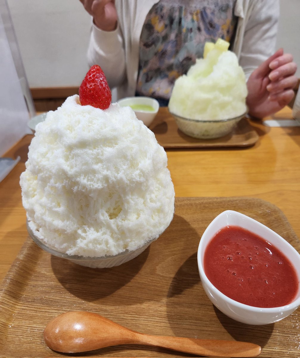 m_msnow's tweet photo. 今年も行ったよー雪菓🍧からのSAKURA温泉♨️そして安くて掘り出し物があるお店達。
やっぱり最高‼️癒された～。
今日は涼しかったからランチはラーメン🍜を。これもまた美味しくてまた行きたいところが増えたよー👍️

#巣鴨
#雪菓
#SAKURA
#マルジ
#OSドラッグ
#麺創庵砂田
#かき氷
#ラーメン
#温泉 https://t.co/NZdvsxuJCp