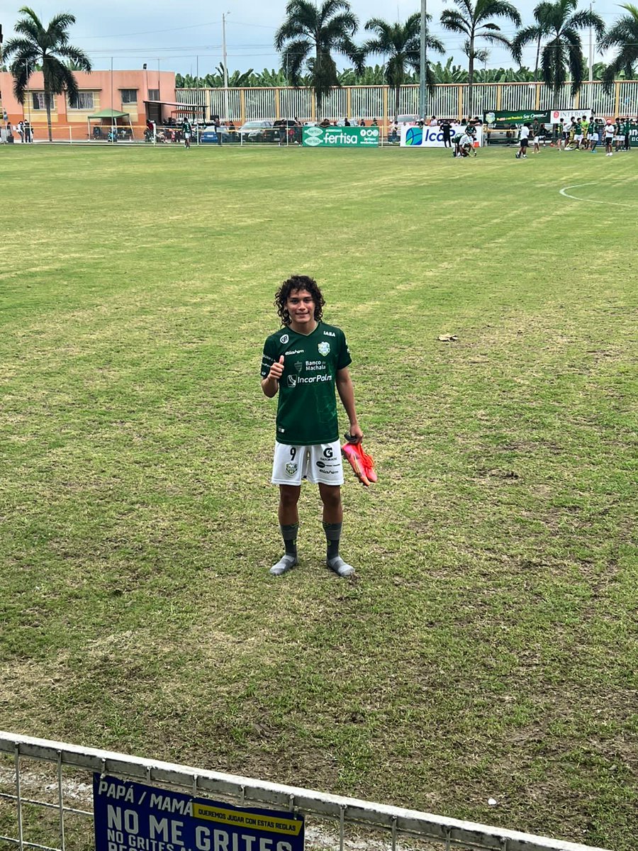 JosueNarvaez's tweet photo. El "Cavani" Orense 💎⚽️🔎

Erick Smith Zambrano Pesantes, delantero machaleño de 15 años, disputa el campeonato nacional categoría sub 15 con #OrenseSC; ha logrado anotar un total de 22 goles en 14 partidos, siendo uno de los jugadores mas destacados y con mejor promedio de gol. https://t.co/052JMUfsCA