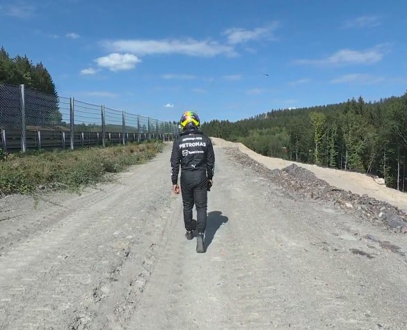 melissa_lec's tweet photo. Io che cerco le motivazioni per continuare a tifare Ferrari 
#SpaFrancorchamps #BelgianGP #F1 #Formula1 #F1 #charlesleclerc #Carlossainz https://t.co/he1UHIOnXP