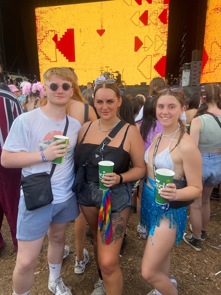Carly_Hardwick's tweet photo. Arctic Monkeys Babbbeyyy #NoMusicOnADeadPlanet #LeedsFest https://t.co/fxI9kezx76