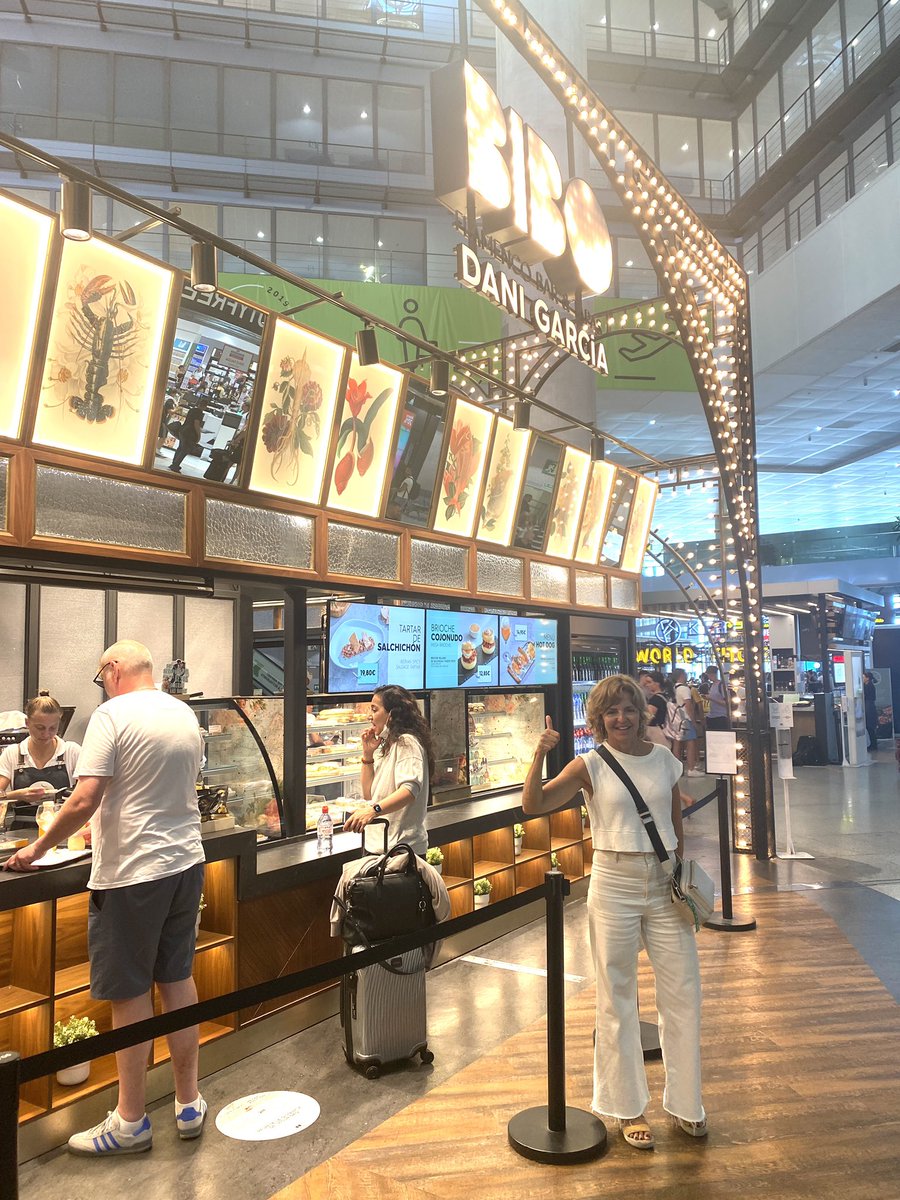 almuariza's tweet photo. ¡Comida ilusionante en un aeropuerto! 
Gracias, @BiBoDaniGarcia, por ese rabo de toro que está pa chuparse los dedos! #Málaga #SpainFood https://t.co/skiqgvShlv