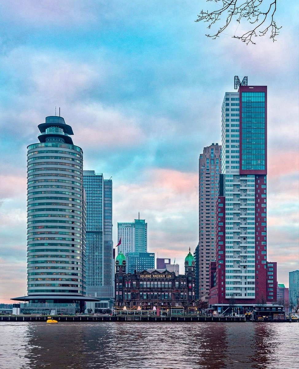 The sky over Rotterdam looking like real cotton candy captured by @de_straatplaat 🍭​​​​​​​​
#Rotterdammakeithappen