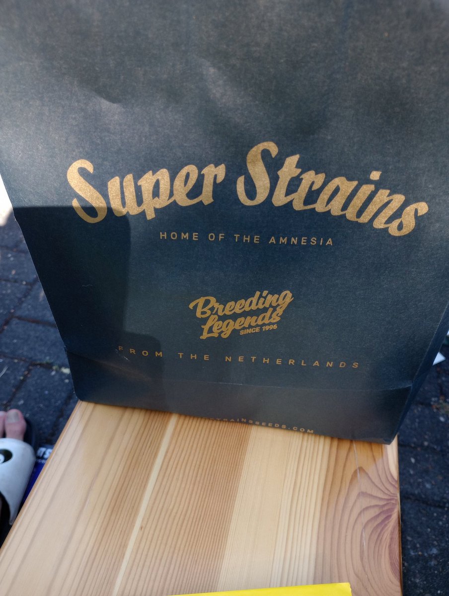 chill4freedom's tweet photo. Hab n bissle mit dem Godfather of Amnesia Haze core cut unterhalten. Mich bei ihm bedankt. #superstrains https://t.co/Ccs2HP4SMm