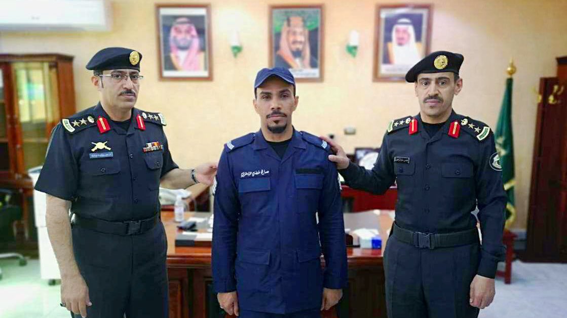aeen_tabuk's tweet photo. قلد #العقيد / عيد العطوي مدير إدارة الدوريات الأمنية بمنطقة #تبوك #الرقيب / صالح فضي العنزي أحد أفراد الدوريات الأمنية بالمنطقة #تهانياً 
———————————————
#تبوك #ضباء #الوجه #أملج #حقل #تيماء https://t.co/w7WTsrzO7v