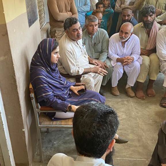 DCPeshawar's tweet photo. ڈپٹی کمشنر پشاور شفیع اللہ خان کی ہدایت پر اسسٹنٹ کمشنر ڈاکٹر اعزا ارشد کی نگرانی میں امدادی کیمپوں میں متاثرین کو امداد جبکہ میڈیکل کیمپوں میں متاثرین کو طبی امداد دی جا رہی ہے۔@DrIzza4 @ehtisham169 @PMRUKP @infokpgovt https://t.co/IgRSulvkrG