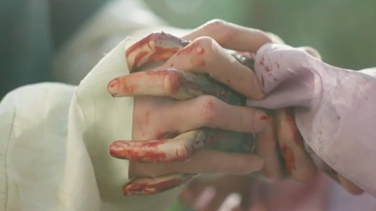 ramblingsofafan's tweet photo. Wook never stops believing in Mu-deok, keeps calling her name with his final breath until he breaks through the curse imprisoning her. He has never doubted her and knew this wasn't her, that she's being used again &amp;he tries to free her &amp; save her until the end #AlchemyOfSoulsEp20 https://t.co/Zj8XnV7fws