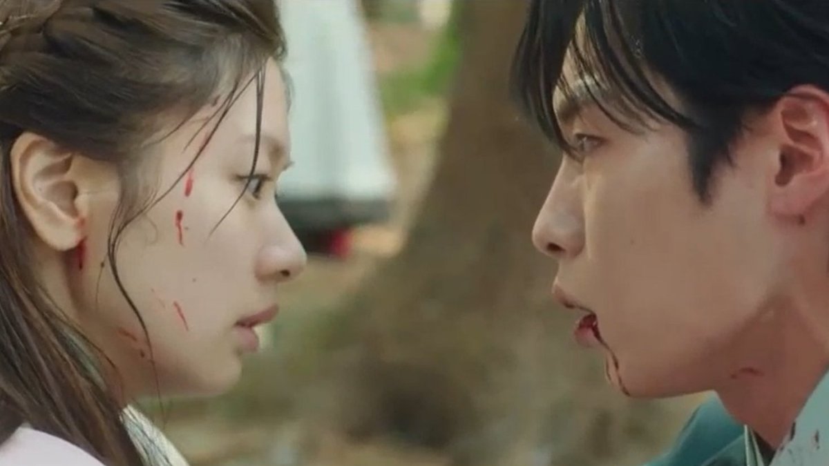 ramblingsofafan's tweet photo. Wook never stops believing in Mu-deok, keeps calling her name with his final breath until he breaks through the curse imprisoning her. He has never doubted her and knew this wasn't her, that she's being used again &amp;he tries to free her &amp; save her until the end #AlchemyOfSoulsEp20 https://t.co/Zj8XnV7fws
