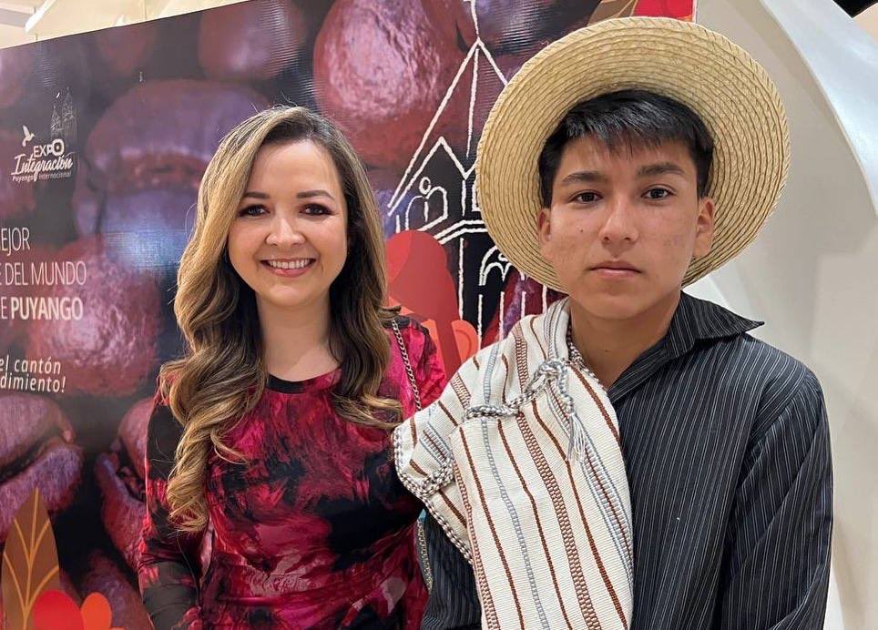 johaortizv's tweet photo. Feliz de compartir con la ciudadanía y encontrar un pedacito de Puyango en Loja representado por sus artesanos y productores. Su café, miel y cultura presentes en la inauguración de la 193 @LaFeriaDeLoja. https://t.co/4Lh8iuRzgK