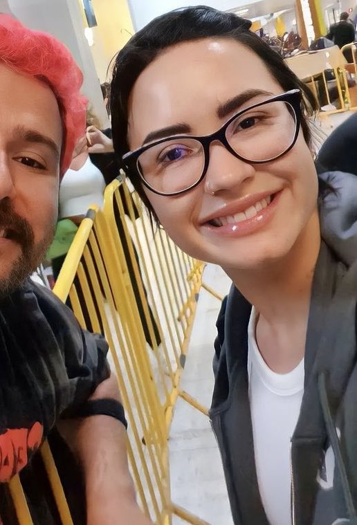 portallovato's tweet photo. Demi Lovato atendendo fãs no aeroporto internacional de Guarulhos em São Paulo. 🇧🇷🤍 https://t.co/fwU8gG90Cp