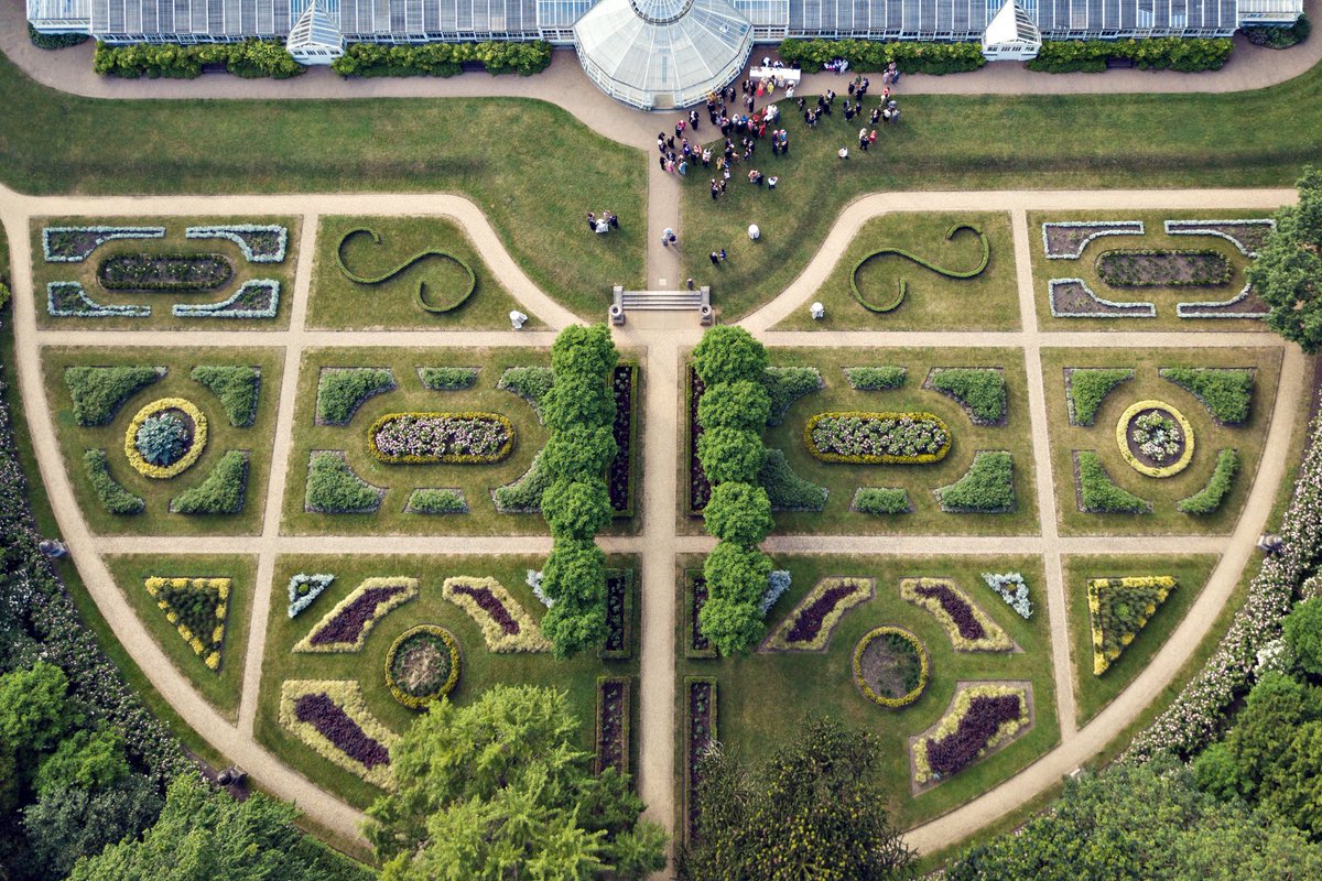 This birds-eye view of the Italian Garden is simply breathtaking, come and see it for yourself this Bank Holiday!

Photography: bylumiere

#italiangarden #londongardens #conservatory #londonweddings #welovechiswickhouse #williamkent