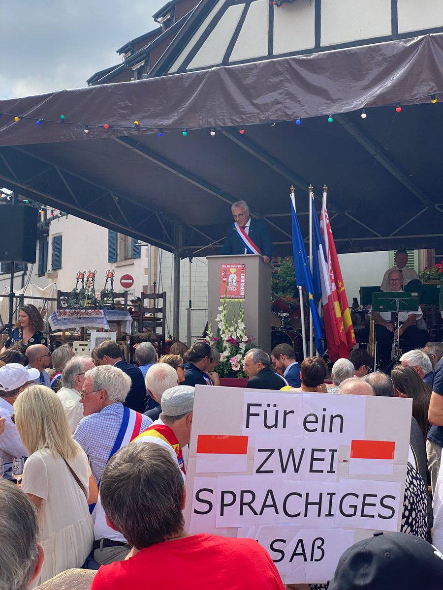 HubertOttAlsace's tweet photo. «La viticulture est à la fois notre passé et notre avenir. Elle nous lègue un patrimoine qui nous offre une identité reconnue et une économie florissante, alliant le local et le rayonnement international.»
#eguisheim #fêtedesvignerons #alsace #vindalsace #tradition https://t.co/y8JkSxCkfK