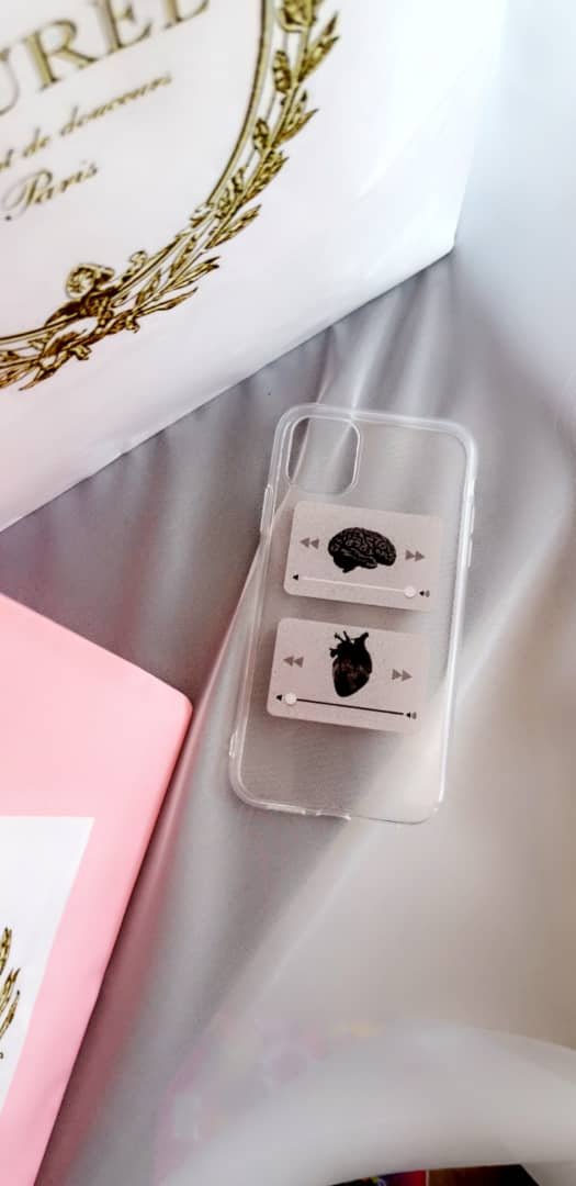 لي ألف بيتٍ بالفصيحِ أجدتها 
مالي أمام عيونها أتلعثمُ ؟!
تسليم فوري XR💗