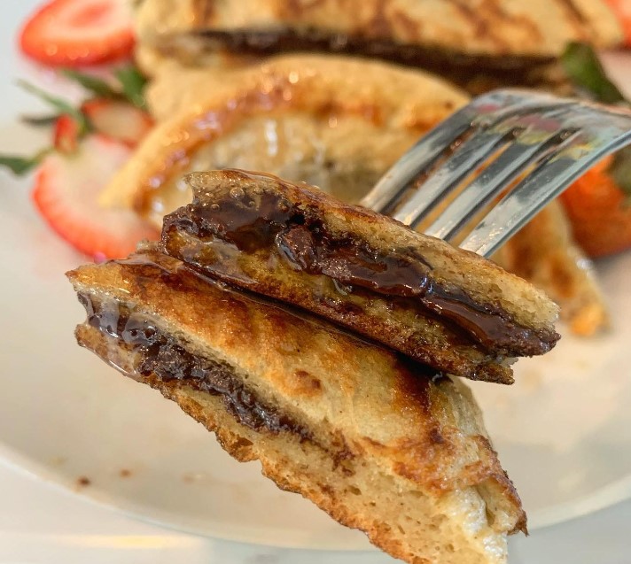 Grab your #KetoPancake Mix and turn it into a stack of these gooey, nutella-filled #LowCarb pancakes topped with some fresh strawberries *chefs kiss* 

Shop now:  bit.ly/3bfnCKB