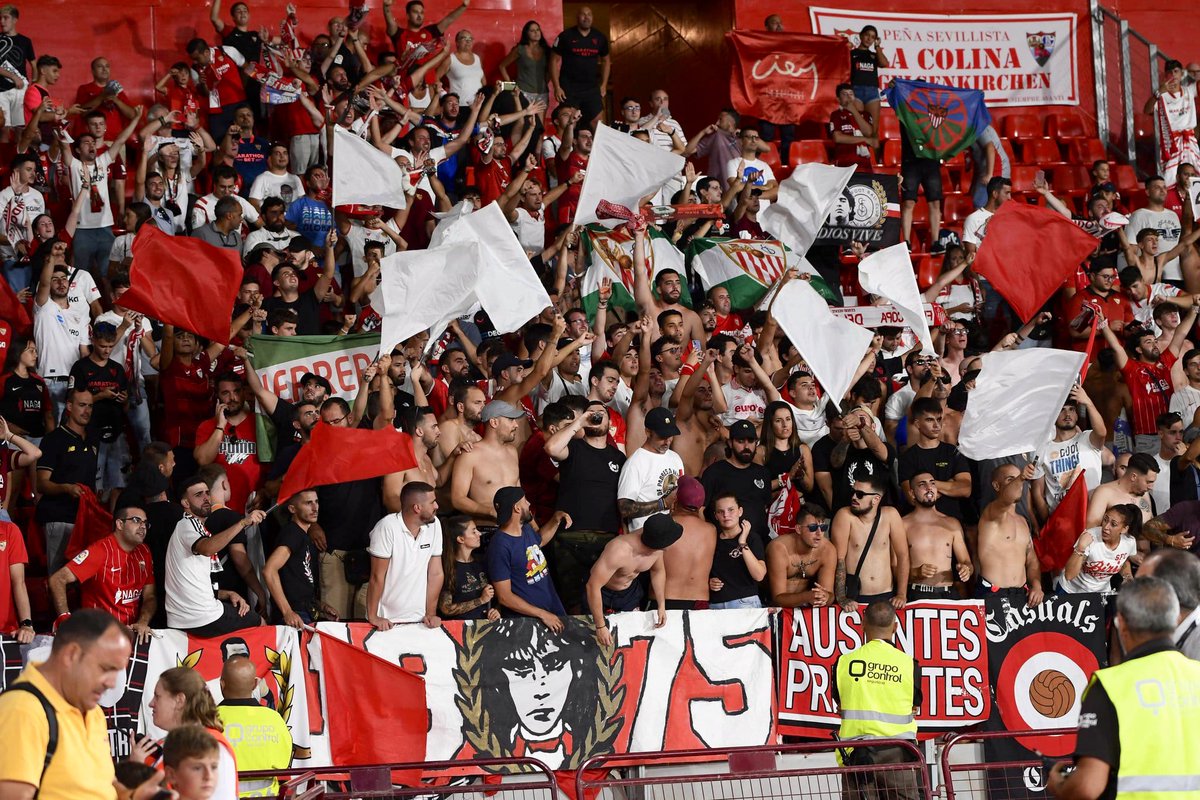 HerreraFanSFC's tweet photo. Escudo, bandera y afición.
UD Almería - Sevilla FC. https://t.co/SMpbnKzzBc