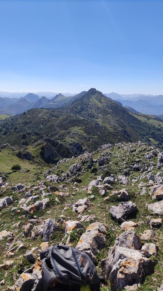 quiquipipi's tweet photo. Desde el pico Peñamayor. Subida desde #LesPraeres https://t.co/NZXpYS74kL