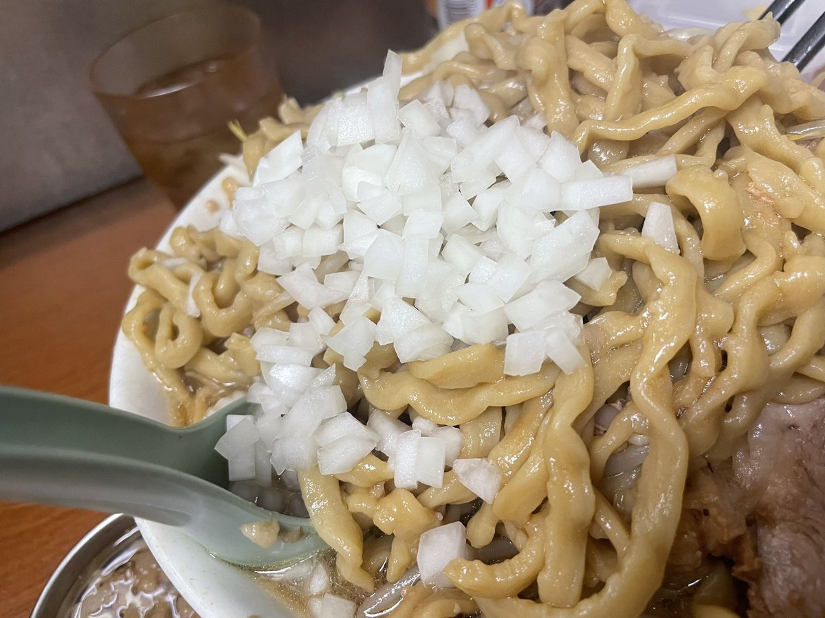 tarokichi17's tweet photo. #たろきちラーメン部 
ラーメン荘 地球規模で考えろ ソラ
大ラーメン
ニンニクイチミヌキヤサイアブラチョモ

2回目のチョモ会という事で、上田さんの盛り〜🌋
ヤサイギュッてされてる😍
麺がちょい軟めなのと生姜の効いたスープが美味すぎた‼️‼️
持ち込みタマネギも良すぎ〜🧅
楽しかったです👍 https://t.co/apDxl9L4oq