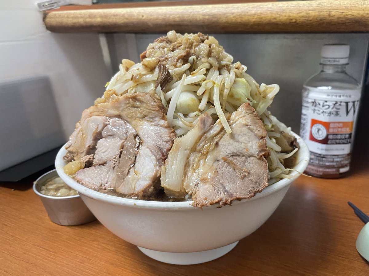 tarokichi17's tweet photo. #たろきちラーメン部 
ラーメン荘 地球規模で考えろ ソラ
大ラーメン
ニンニクイチミヌキヤサイアブラチョモ

2回目のチョモ会という事で、上田さんの盛り〜🌋
ヤサイギュッてされてる😍
麺がちょい軟めなのと生姜の効いたスープが美味すぎた‼️‼️
持ち込みタマネギも良すぎ〜🧅
楽しかったです👍 https://t.co/apDxl9L4oq