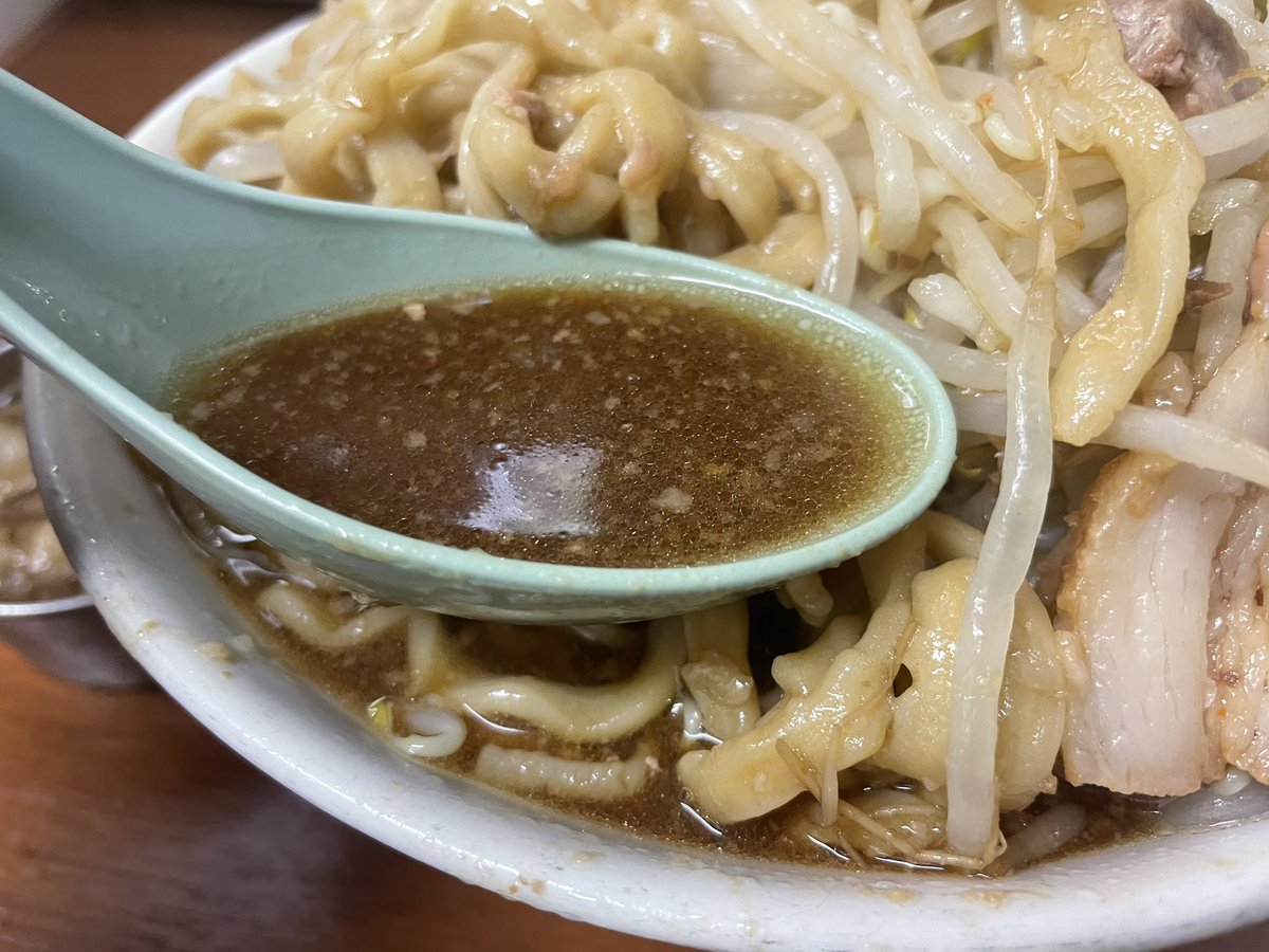 tarokichi17's tweet photo. #たろきちラーメン部 
ラーメン荘 地球規模で考えろ ソラ
大ラーメン
ニンニクイチミヌキヤサイアブラチョモ

2回目のチョモ会という事で、上田さんの盛り〜🌋
ヤサイギュッてされてる😍
麺がちょい軟めなのと生姜の効いたスープが美味すぎた‼️‼️
持ち込みタマネギも良すぎ〜🧅
楽しかったです👍 https://t.co/apDxl9L4oq