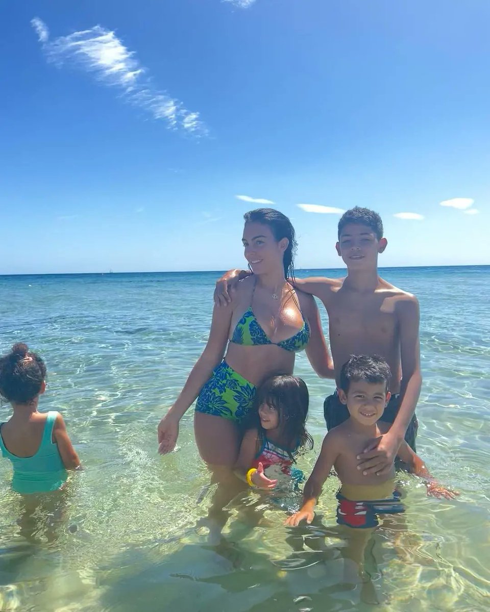 FcGeorgina's tweet photo. Vacation Mode 🏖️☀️. Sardinia 🇮🇹

#georginagio #georginarodriguez #georginagieo #cr7 #cristianoronaldo https://t.co/jVYeaMy389