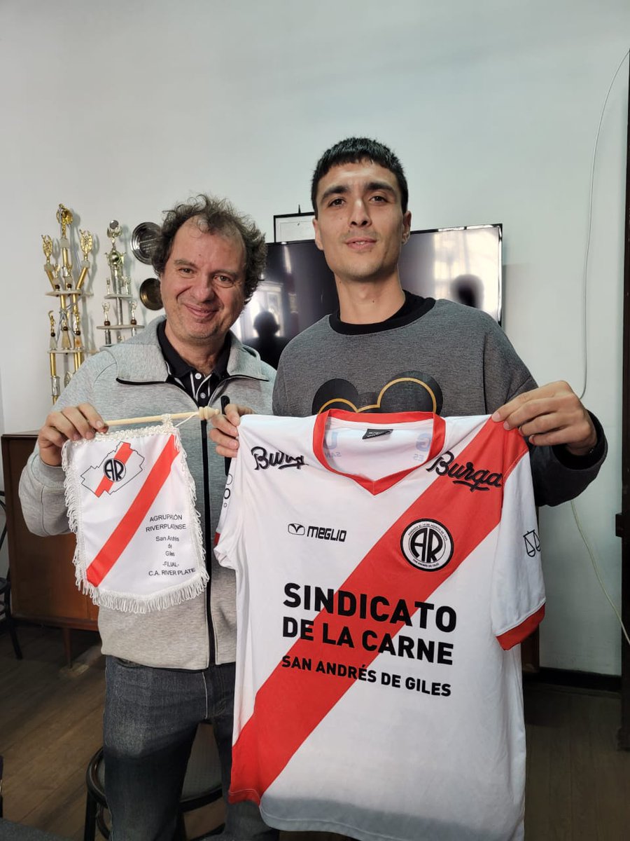diegoborinsky's tweet photo. Gracias @LSkoliber por la invitación a charlar sobre la trilogía de Angelito en @RiverSAGok (fundada el 14/8/75, el día en que el River de Labruna rompió el maleficio de los 18 años). Y gracias Marcelo Segurola, presidente de @CLUBELFRONTON por invitarme al club. Muy lindo! https://t.co/mxVuiwhfax