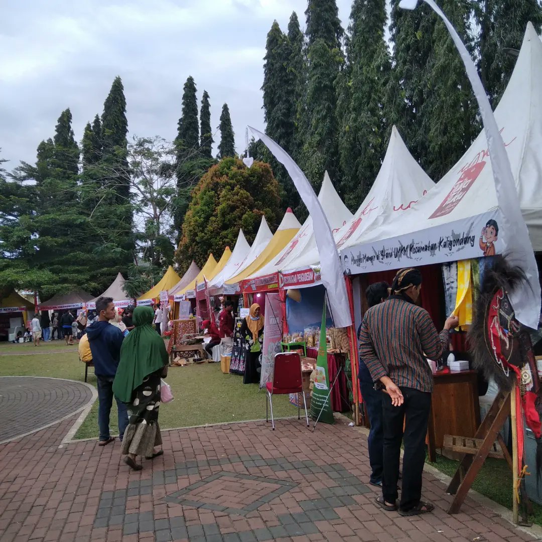 areapbg's tweet photo. Sedang berlangsung Bazar umkm produk asli Purbalingga yg di adakan di alun alun kota Purbalingga.
Monggo merapat cuss..
#kotapurbalingga #kotaperwira
#alunalunpurbalingga #jateng
#umkm #umkmpurbalingga #genpi #adwi #JatengGayeng https://t.co/7jVtyFKn87