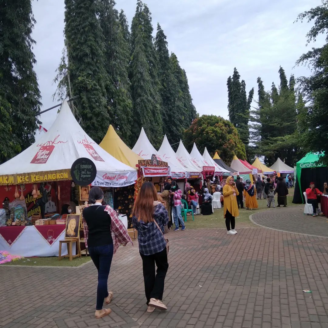 areapbg's tweet photo. Sedang berlangsung Bazar umkm produk asli Purbalingga yg di adakan di alun alun kota Purbalingga.
Monggo merapat cuss..
#kotapurbalingga #kotaperwira
#alunalunpurbalingga #jateng
#umkm #umkmpurbalingga #genpi #adwi #JatengGayeng https://t.co/7jVtyFKn87