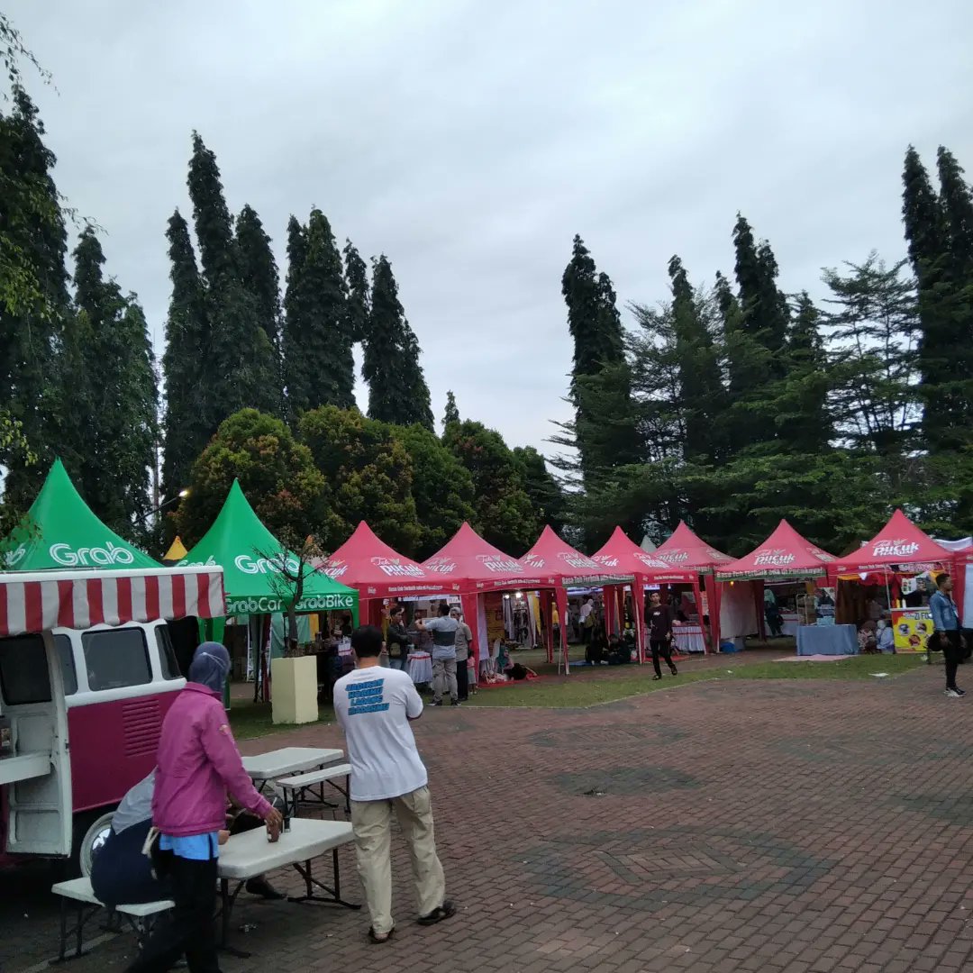 areapbg's tweet photo. Sedang berlangsung Bazar umkm produk asli Purbalingga yg di adakan di alun alun kota Purbalingga.
Monggo merapat cuss..
#kotapurbalingga #kotaperwira
#alunalunpurbalingga #jateng
#umkm #umkmpurbalingga #genpi #adwi #JatengGayeng https://t.co/7jVtyFKn87