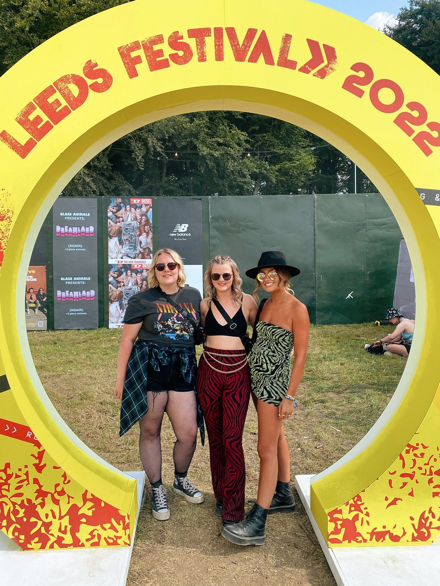 chl0eadkins's tweet photo. @OfficialRandL Alex Turner me around 🐶 #NoMusicOnADeadPlanet #leedsfestival https://t.co/Nrzj5jvROR