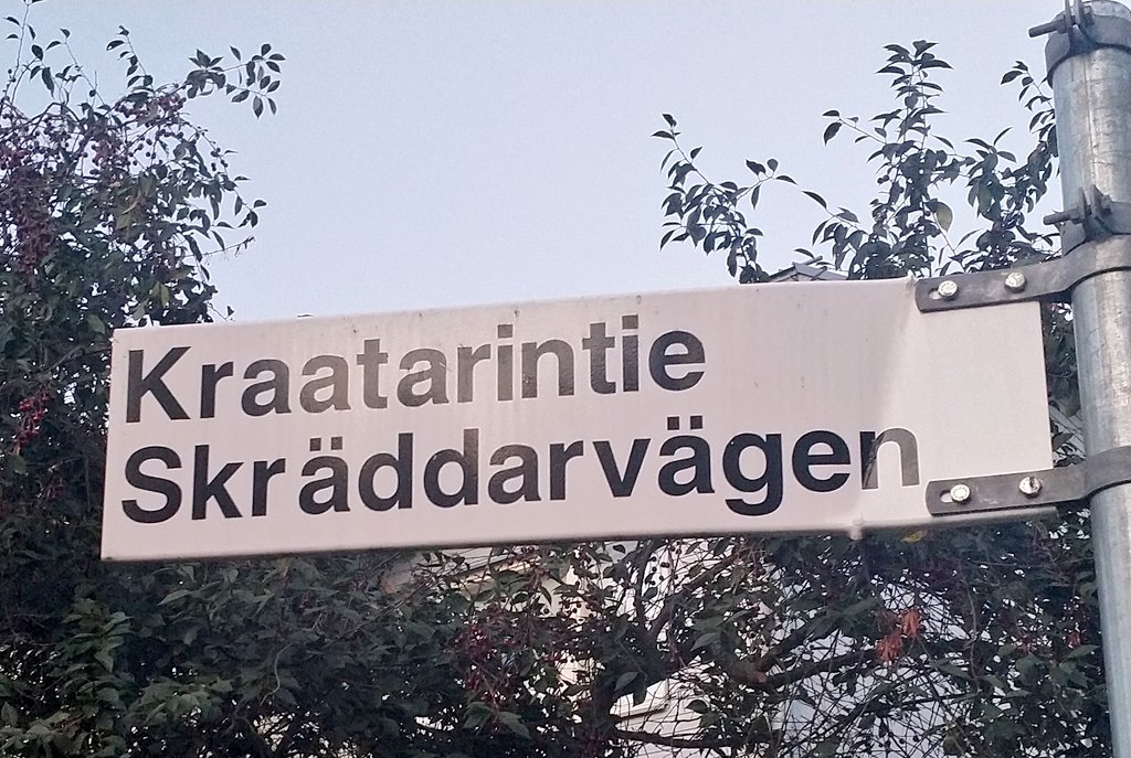Pezcu's tweet image. Jos asuisin tällä tiellä, ilmoittaisin aina Ruotsiksi katuosoitteen. #kielikäännökset #kadunnimet #osoite #ruotsi #toinenkotimainen #skräddärvägen
