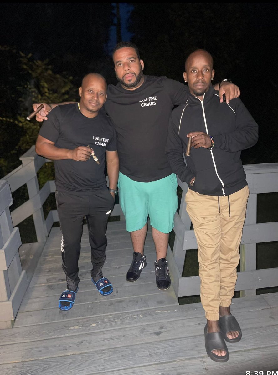 HalftimeCigars's tweet photo. Thanks fellas for support #itshalftime #cigars #cigarlife #cigarporn #cigarsny #sundaycigar #ny https://t.co/BrlknucAtj