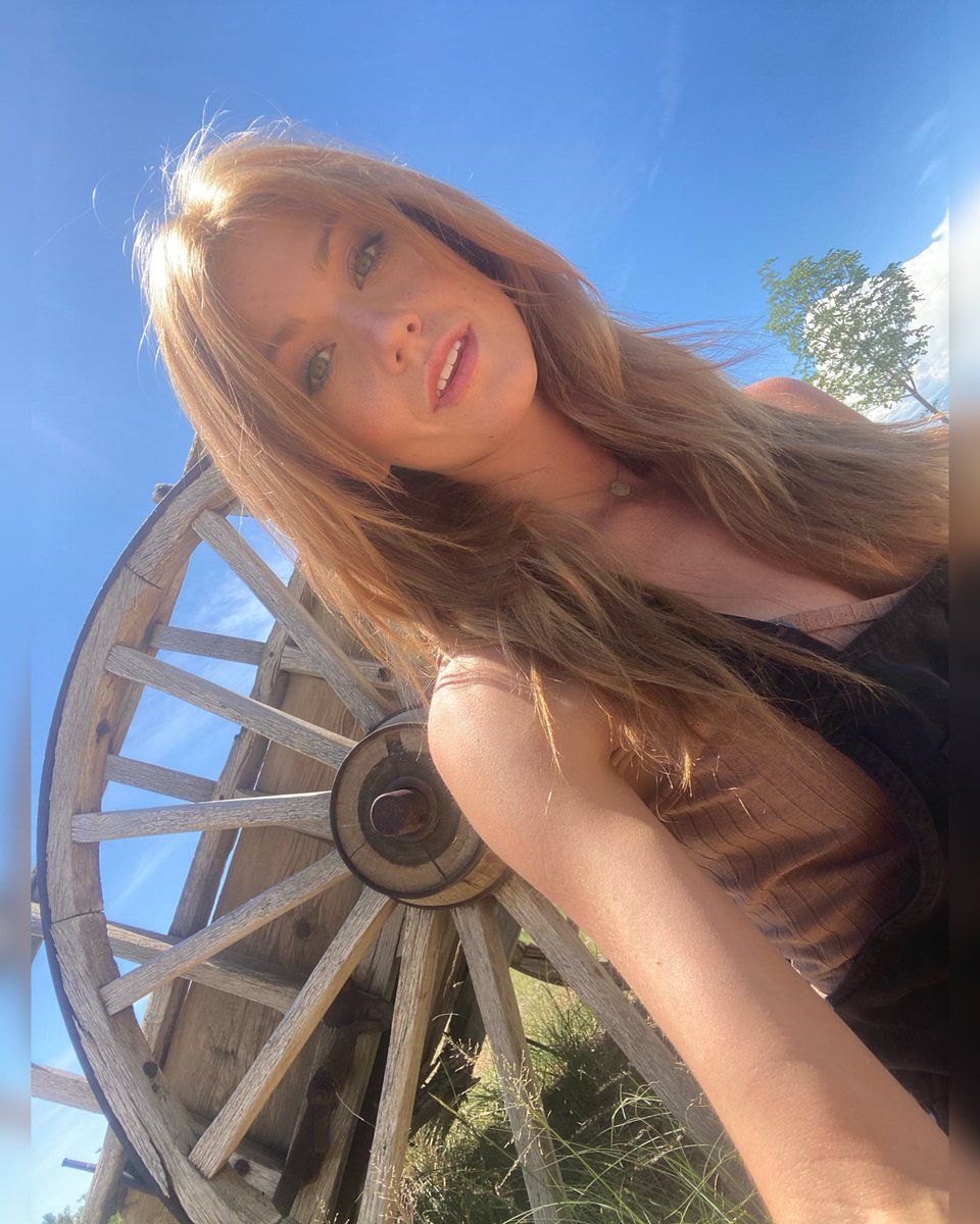 📸 New : Kat via Instagram and Twitter 🌻

<a href="/Kat_McNamara/">Katherine McNamara</a> ♥️