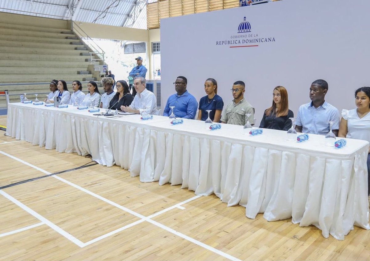 Presidente <a href="/luisabinader/">Luis Abinader</a> compartió un almuerzo con Jóvenes deportista de San Cristóbal con el objetivo de conocer las necesidades de la provincia, El Est de fútbol Rosendo Sepulveda fue la prioridad del Presidente. 

<a href="/BennyMetz/">Benny Metz</a> <a href="/gustavolaras1/">Gustavo Lara Salazar</a> <a href="/MinpreRD/">Ministerio de la Presidencia</a> <a href="/JuventudRD/">Ministerio Juventud</a> <a href="/RafaelFliz/">Rafael J. Féliz García</a>