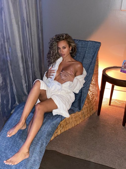 are u spending the night? https://t.co/nw1O3jWvPR