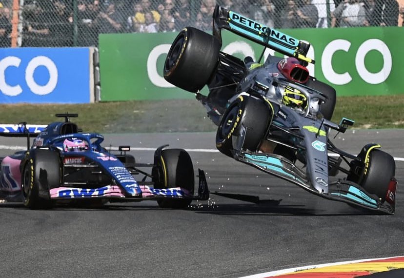 JefersonAssu01's tweet photo. ALONSO: "QUE IDIOTA! ESSE CARA SÓ SABE PILOTAR QUANDO LARGA EM PRIMEIRO!!!"

Hamilton: "Vendo as imagens, ele estava no meu ponto cego e eu não deixei espaço suficiente pra ele. Foi culpa minha, não pude vê-lo"

Grande diferença entre os campeões mundiais!
#F1naband #formula1 https://t.co/CDwnMsdOgR