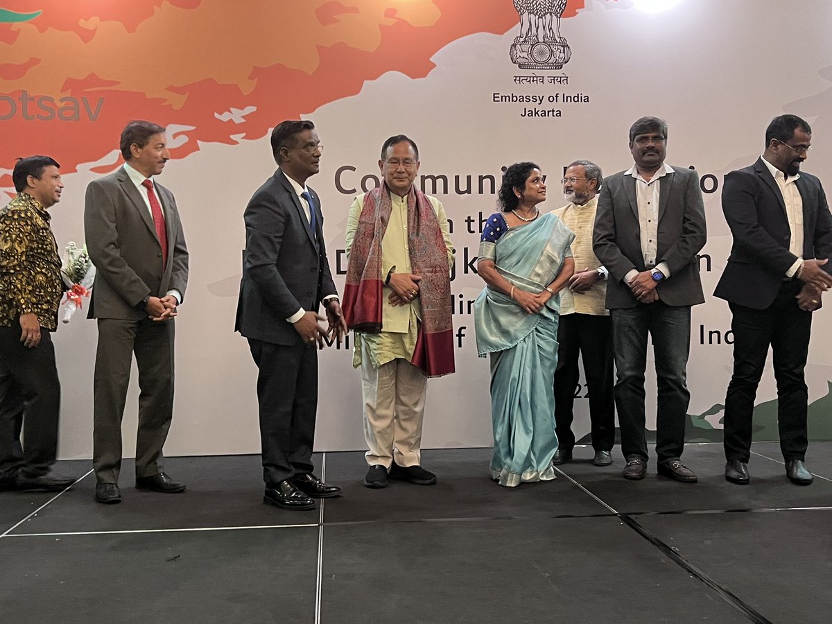 RanjanRajkuma11's tweet photo. Had the pleasure to interact with Indian Diaspora in Jakarta this evening. Gratitude to the Indian community for their warmth and affection. 
@IndianEmbJkt https://t.co/dEbHxrn7Xj