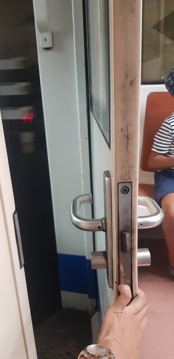 nany31112's tweet photo. @metro_madrid por favor, cerrad las puertas mejor, no es la primera vez y pueden traer malas consecuencias https://t.co/bD986Qqcj4