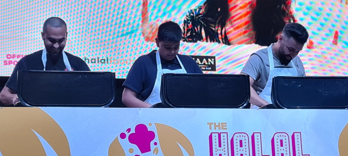 hesham_abdalla's tweet photo. Roti competition heating up at #halalfoodfest https://t.co/ZbBzVJjY8R