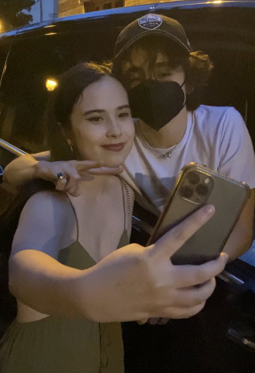 DianeMarchetti1's tweet photo. @RealChalamet my baby is the sweetest. Always a pleasure to see him in Paris 🫶🏻. Yeah I look at him like in wattpad fanfiction so what 😂 https://t.co/jFDz2PkRg6